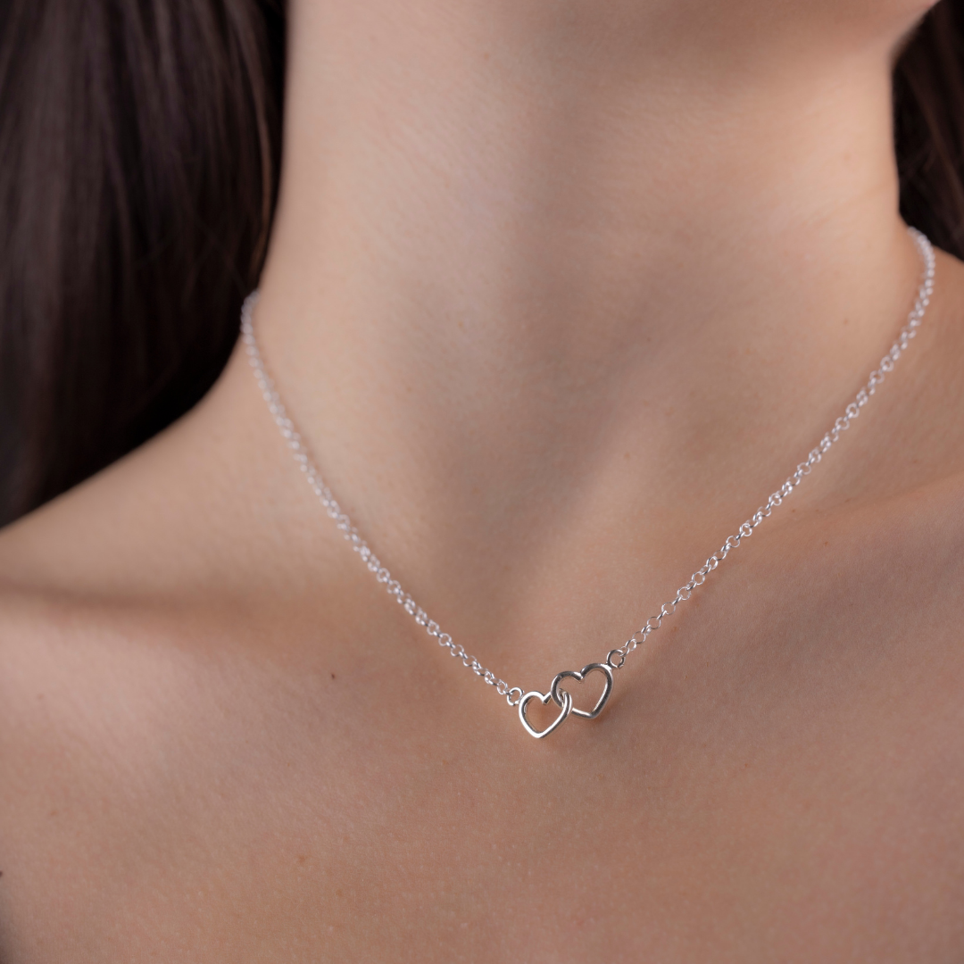 Collar silueta corazón doble