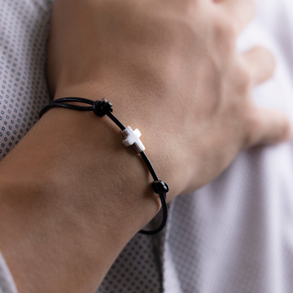 Pulsera de piel ajustable con dije