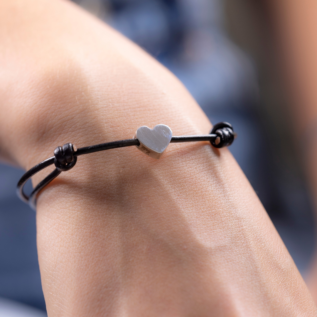 Pulsera de piel ajustable con dije